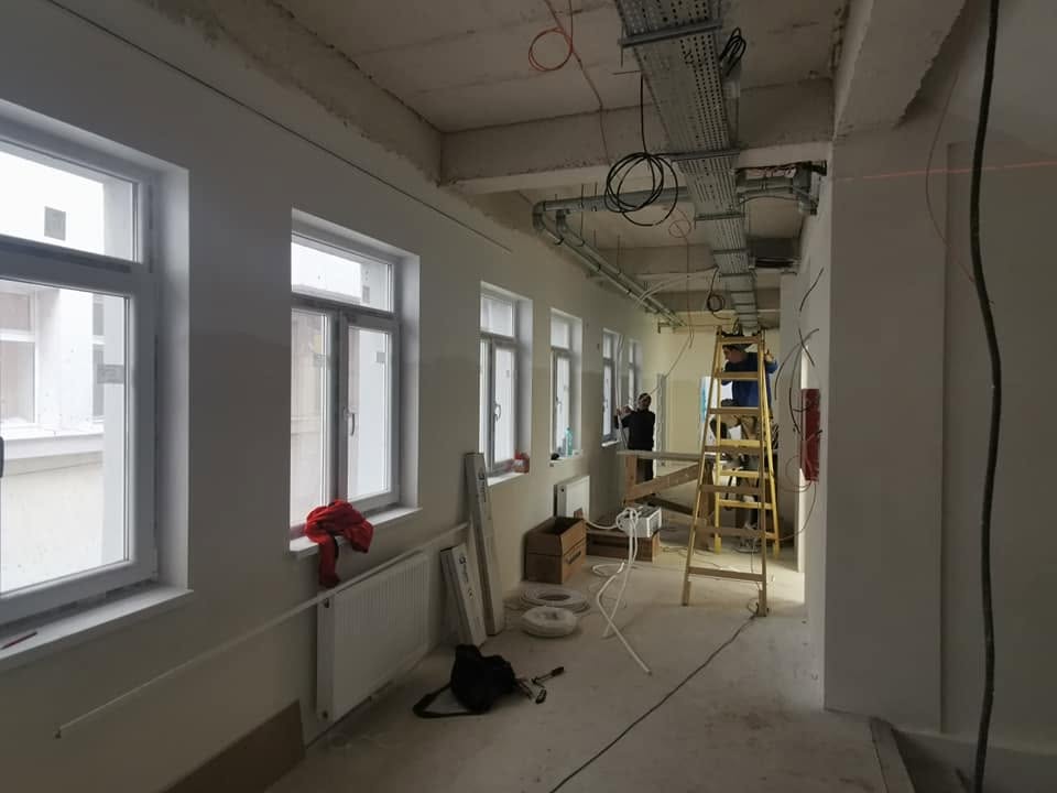 Hol interior cu radiatoare și instalații montate în timpul lucrării